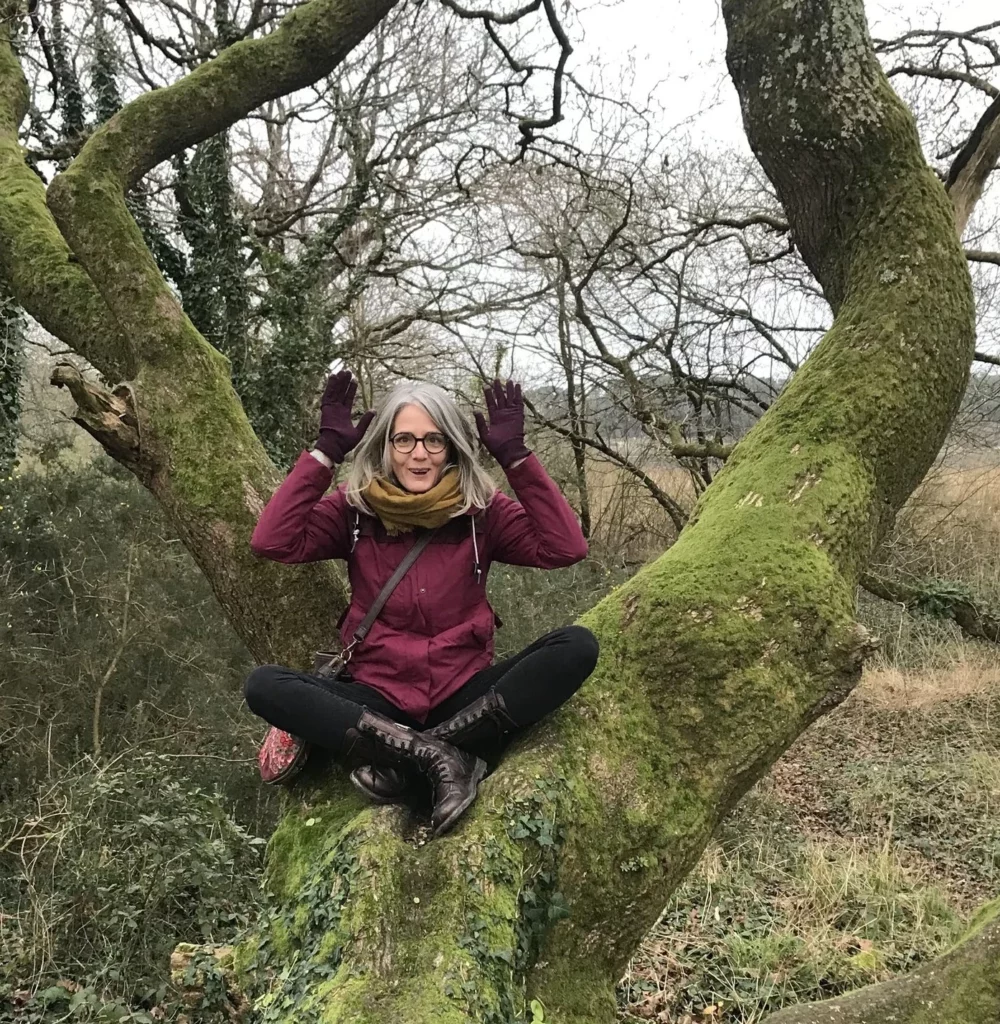 Emily Joyard déploie ses bois d'élan dans un arbre