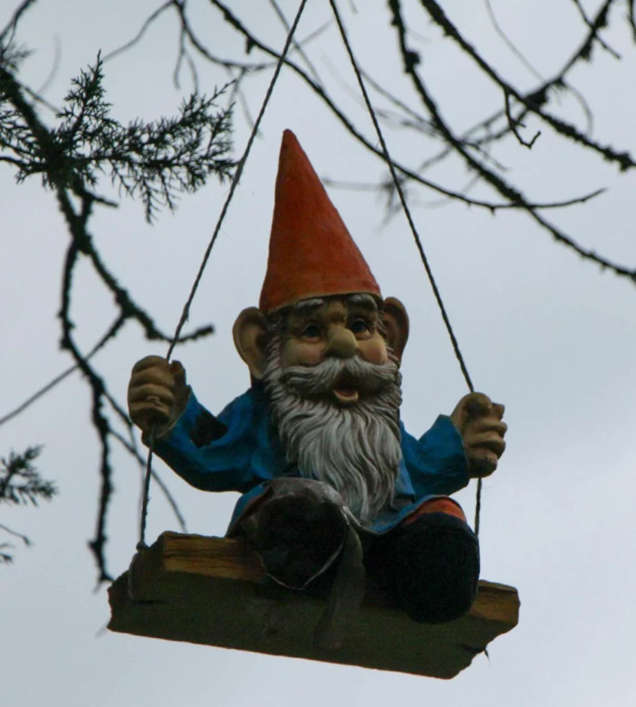 un lutin fait de la balançoire